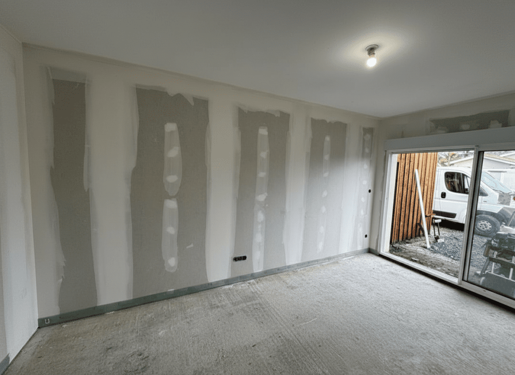 pose-bandes-joint-placo-Mios Doublage isolant et réalisation de bandes de joint placo sur grand mur sur Mios