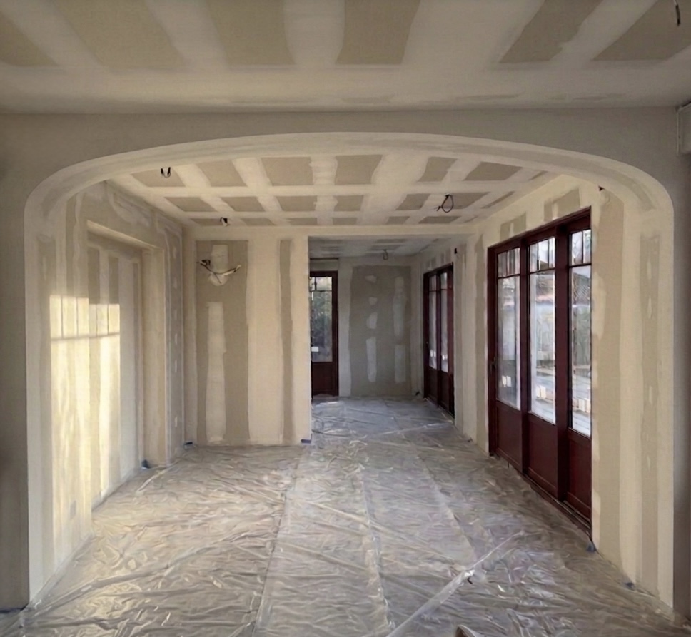 Chantier de placo et bandes Salon après travaux de plâtrerie et joints Salon après travaux de plâtrerie et joints placoplâtre